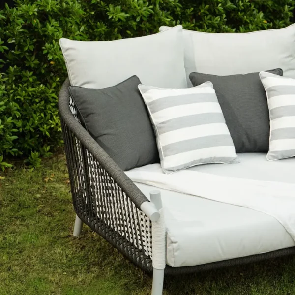 Trim Daybed