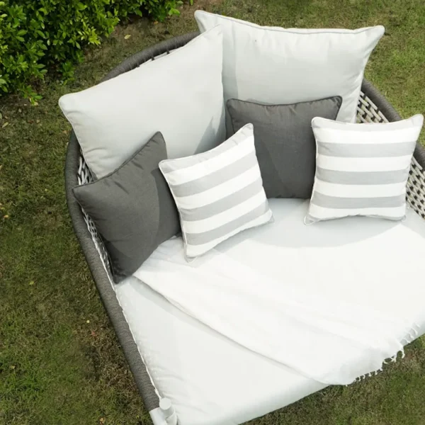 Trim Daybed